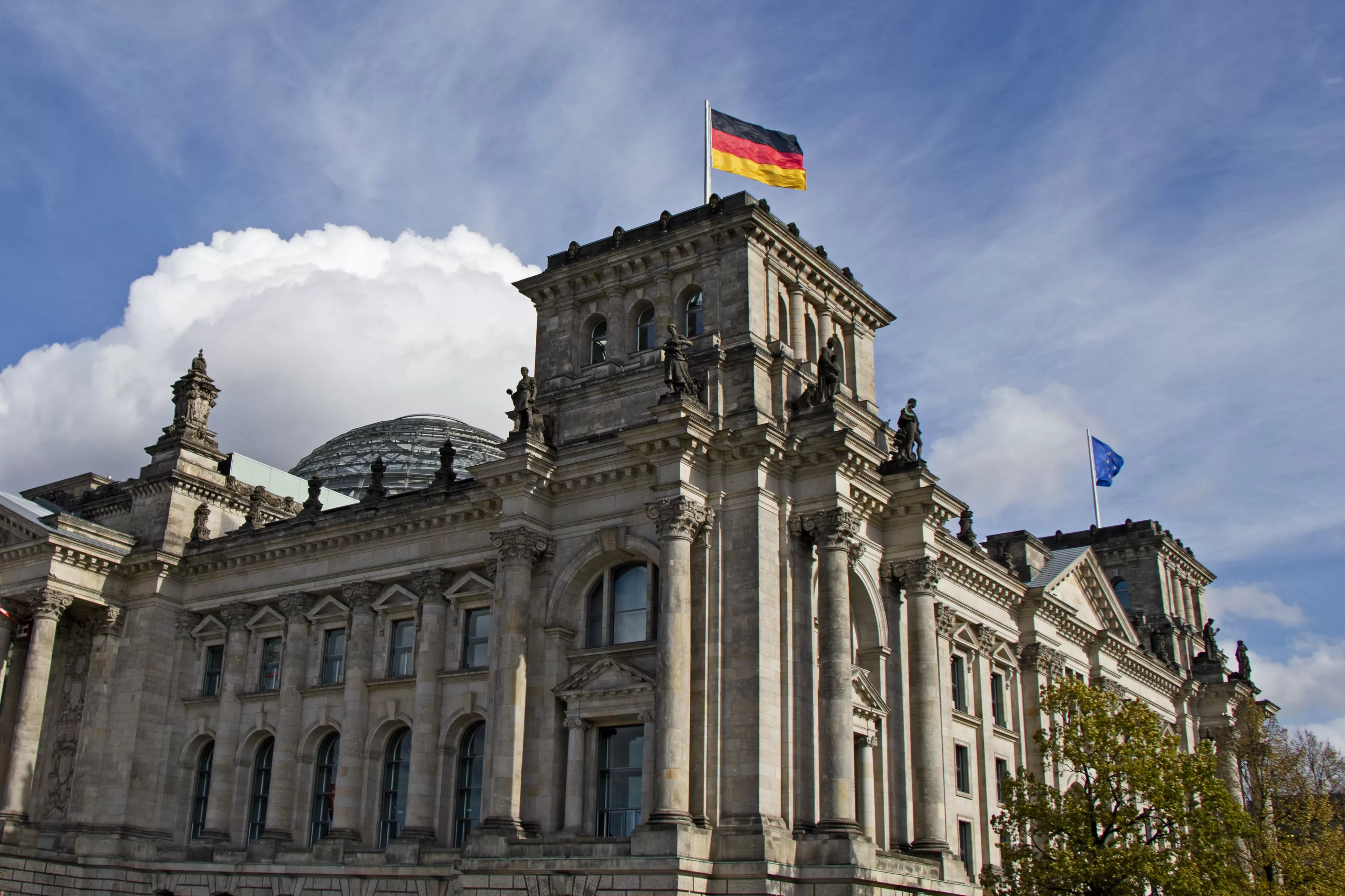 reichstag-bears-silent-witness-turbulent-history-berlin-min