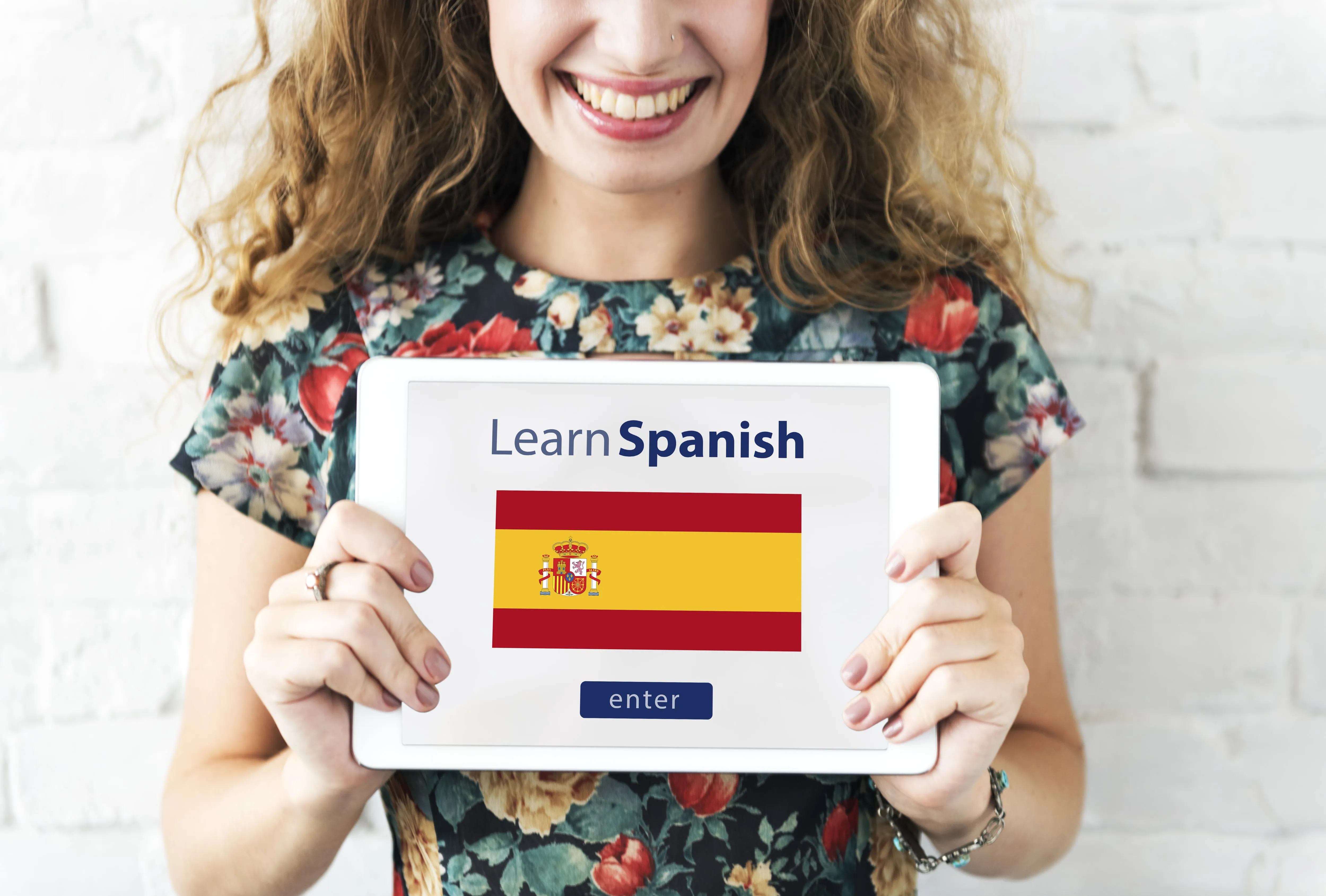 learn-spanish-language-online-education-concept-min