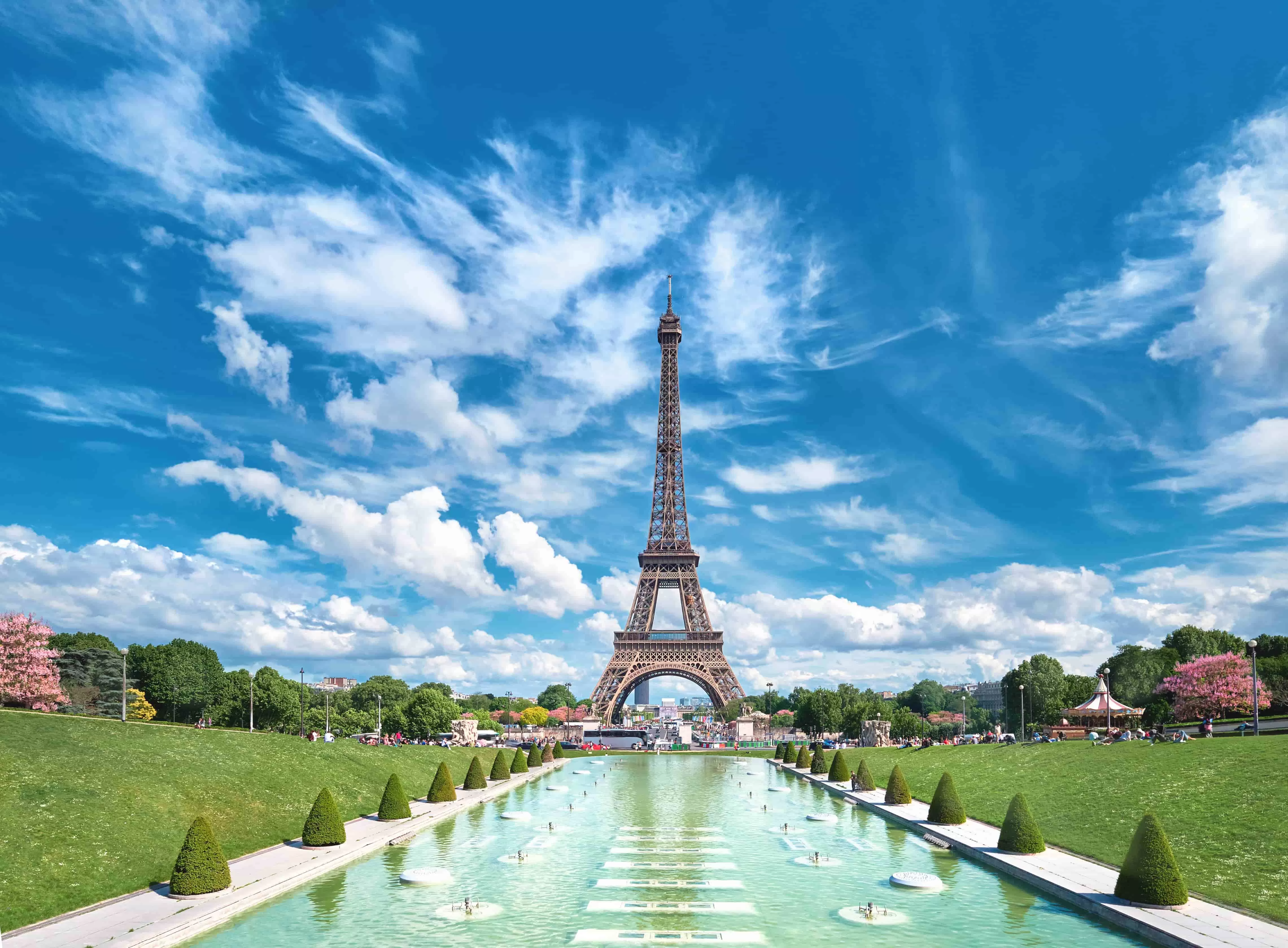 symmetrical-front-panoramic-view-eiffel-tower-bright-sunny-afternoon-taken-from-fountains-trocadero-min